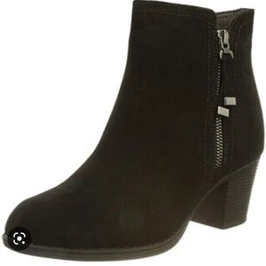 Sketcher black ladies boots, never worn, size 8 with small heel